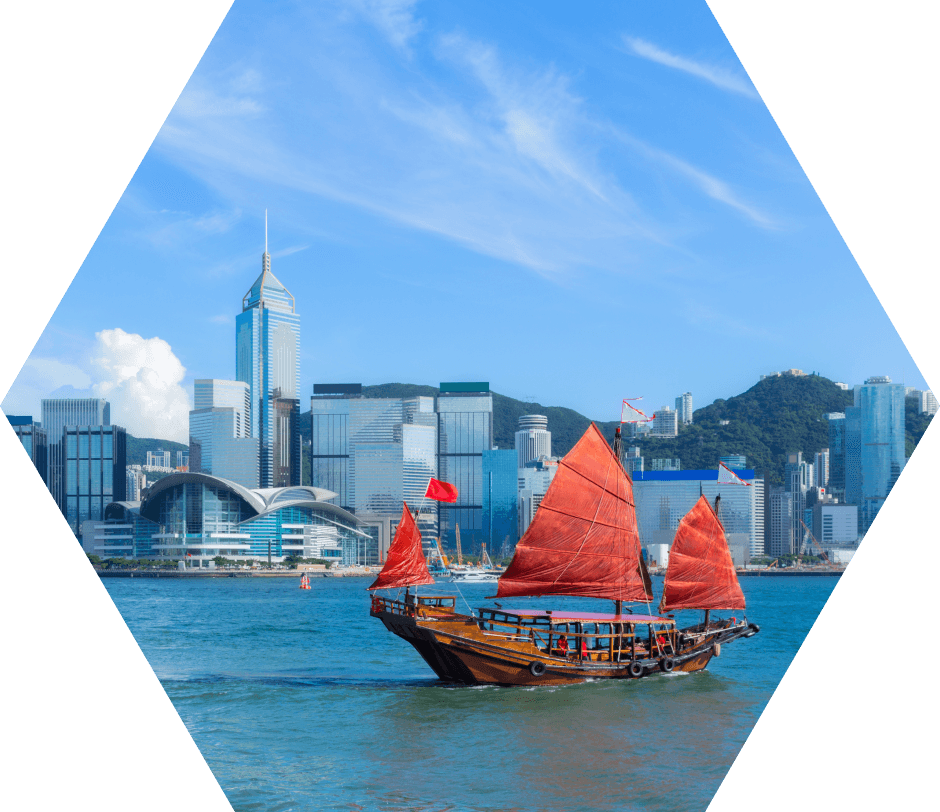 Puerto de Hong Kong con barco junco